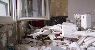 Демонтаж хрущевки в Североуральске - удаление старых полов и стен по выгодной цене от 1797 рублей.